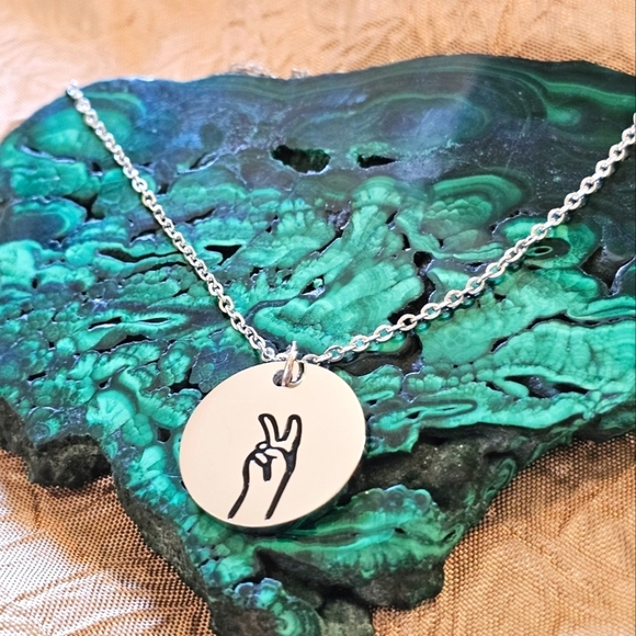 🐿 5/$25 NEW Silver Hand Peace Sign Two Fingers Pendant Necklace N1P15 - Picture 1 of 4